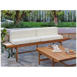 Panca da giardino Beliani Giaveno in legno di acacia con cuscini color crema e tavolino abbinato su patio.