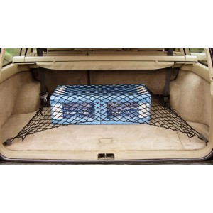 Rete nera per bagagliaio 90x50 cm in auto, che tiene saldamente in posizione una cassa di bevande.