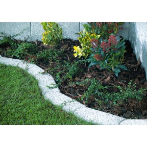 Bordure de gazon Maxi blanche en béton, hydro sablée, comme bordure de pelouse dans le jardin.