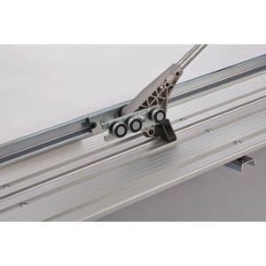Dettaglio: tagliapiastrelle wolfcraft TC 710 PM, utensile per taglio piastrelle con binario metallico e rotella di taglio.
