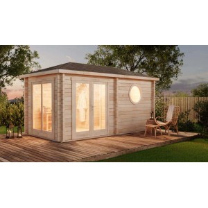 Sauna de jardin naturelle Finntherm Pori-70 avec toit en croupe et terrasse dans le jardin.