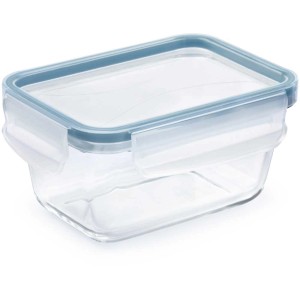 Contenitore frigo in vetro Rotho Clic&Lock, 0,5 l, con coperchio blu e chiusura di sicurezza.