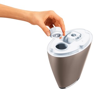 Humidificateur Beurer LB 37 Toffee : main plaçant le couvercle sur l'appareil. Idéal pour améliorer l'air intérieur.