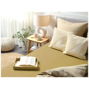 Drap-housse en coton vert olive (160x200 cm) sur lit double avec coussins et décoration.