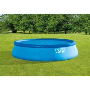 Piscine bleue Intex Easy avec couverture solaire Ø 457 cm dans le jardin.