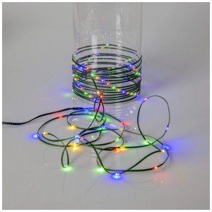 Guirlande lumineuse Star Trading Dew Drop Micro avec 160 LED multicolores, enroulée autour d'un verre.
