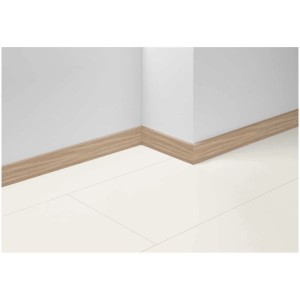 Plinthe Parador SL 18 Chêne D034 sur mur et sol.