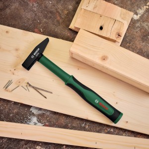 Marteau de serrurier Bosch (300g) sur bois avec clous. Marteau avec manche vert.