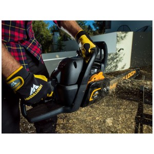 Motosega McCulloch CS 42S in azione: Taglio potente del legno.