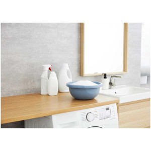 Bassine bleue Rotho Daily (Ø 34 cm, 6 l) remplie de mousse sur machine à laver dans salle de bain.