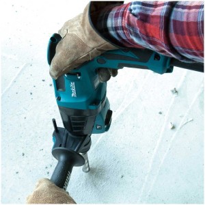 Marteau perforateur Makita HR2630J en action perçant un mur en béton.