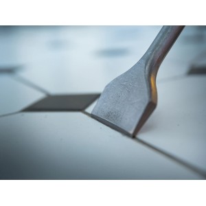 Scalpello per piastrelle LUX Professional SDS-Plus (75mm) in uso per rimuovere piastrelle.