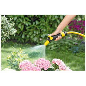 Spruzzatore regolabile Kärcher nero-giallo che annaffia i fiori.