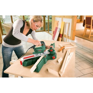 Donna taglia legno con seghetto alternativo Bosch PST 700 E. Sega compatta da 500W per tagli precisi.