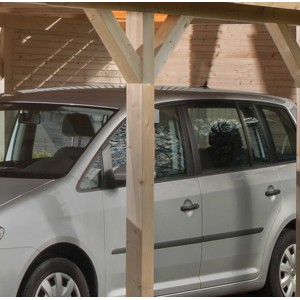 Pannello posteriore Weka 2 per carport in legno naturale con auto sullo sfondo.