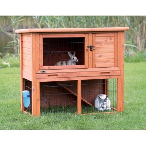 Trixie clapier Natura avec enclos, marron, avec des lapins dans le jardin.