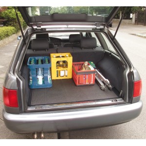 Tappetino antiscivolo 60x100 cm nel bagagliaio di un'auto con casse di bevande.