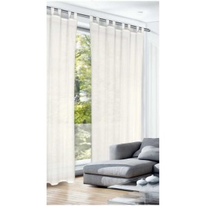 Tenda a passanti color panna Siena, 255x135 cm, davanti alla finestra con soggiorno sullo sfondo.