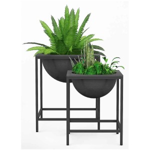 Ecopots Monaco pot de fleurs gris foncé avec support, planté de plantes vertes.