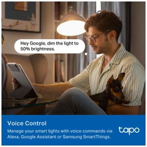 Uomo con cane che controlla la lampadina smart Tapo L430C con comando vocale.