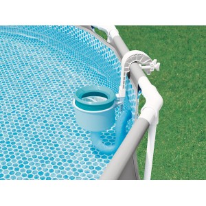 Écumeur de surface Intex Deluxe fixé au bord de la piscine, pour nettoyer la surface de l'eau.