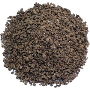 Gros plan de granulés d'engrais gazon longue durée OBI Bio, adapté pour une pelouse saine.