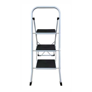 Sgabello pieghevole Comfort bianco piegato con 3 gradini e pedane nere antiscivolo.