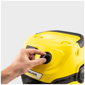 Aspirateur eau et poussière jaune Kärcher WD 3 P V-17/6/20 avec la main sur le bouton.