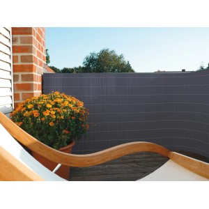 Telo ombreggiante in PVC antracite (90x300 cm) su balcone con pianta e sedia a sdraio.