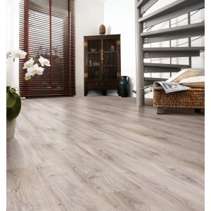 Laminato Kaindl Comfort 7 mm rovere naturale in soggiorno, effetto legno chiaro.