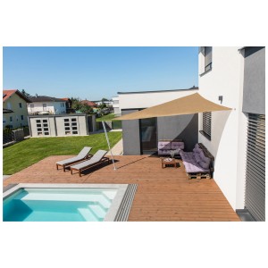 Voile d'ombrage triangulaire Windhager Capri roseau 4x4x4m au-dessus d'une terrasse avec piscine et mobilier de jardin.