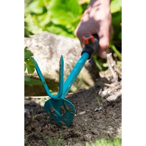 Zappetta manuale Gardena Combisystem in uso per smuovere il terreno.