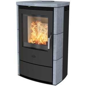 Poêle à combustion lente Fireplace Meltemi avec revêtement en stéatite et feu dans la chambre de combustion.