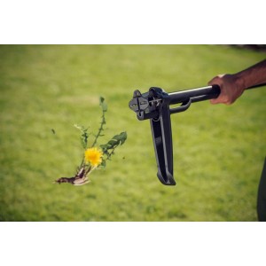 Fiskars Unkrautstecher Solid in uso: rimozione delle erbacce in giardino senza prodotti chimici.