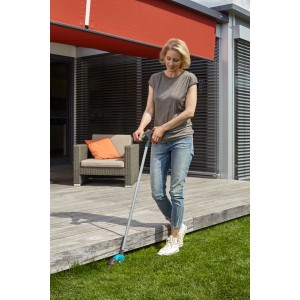 Donna usa cesoie per erba Gardena Comfort a manico lungo per bordi del prato. Cesoie da giardino con manico per lavorare senza affaticare la schiena.