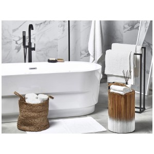 Ensemble de serviettes de bain Areora blanc 11 pièces avec tapis de bain et serviettes dans la salle de bain.