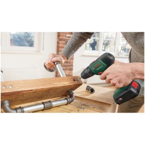 Avvitatore a percussione a batteria Bosch Universal Impact 18V che fora il legno.