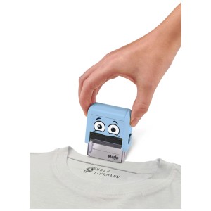 Blauer Textilstempel DIY Marky mit Augen wird auf ein T-Shirt gestempelt.