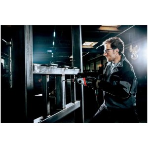 Metabo Schlagbohrmaschine SBE 850-2 beim Bohren in Metall. Leistungsstark und präzise.