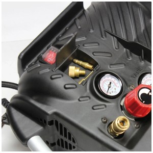 Gros plan du compresseur Stanley AirBoss avec compartiment accessoires et manomètres.