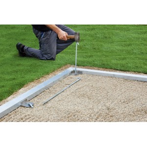 Cadre de base Biohort pour abri de jardin CasaNova : Installation sur lit de gravier avec marteau et ancre.