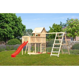 Maisonnette sur pilotis Karibu Frieda avec balançoire, mur d'escalade et toboggan rouge dans le jardin.