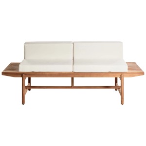 Panca da giardino Giaveno in legno di acacia con cuscini bianchi crema. Lunga panca in legno con ripiani laterali.