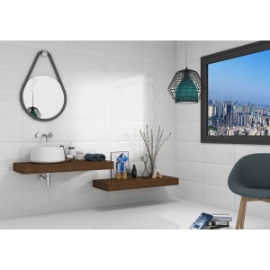 Salle de bain avec carrelage mural blanc brillant United Tile Facette Metro, 30x60 cm.