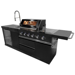 Cucina da esterno Buschbeck Cambridge nera con grill, lavello, frigo e piano cottura.