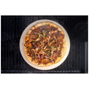 Traeger ModiFIRE Cordierit Pizzastein mit belegter Pizza auf Grillrost. Für knusprige Pizzen & Flachbrote.