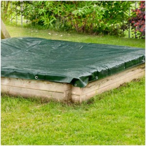 Bâche de protection Windhager pour bac à sable 170x170 cm, verte avec œillets sur bac à sable en bois.