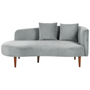 Chaise longue Chaumont en velours gris clair avec coussins et pieds en bois.