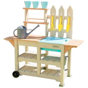 Stazione da giardino per bambini KidKraft Greenville in legno con accessori come annaffiatoio e attrezzi.