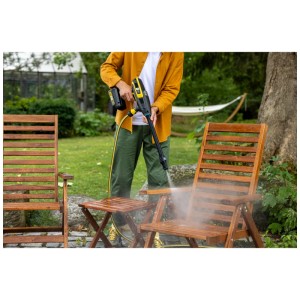 Kärcher KHB 6 nettoyeur à batterie en utilisation : Personne nettoyant une chaise de jardin.